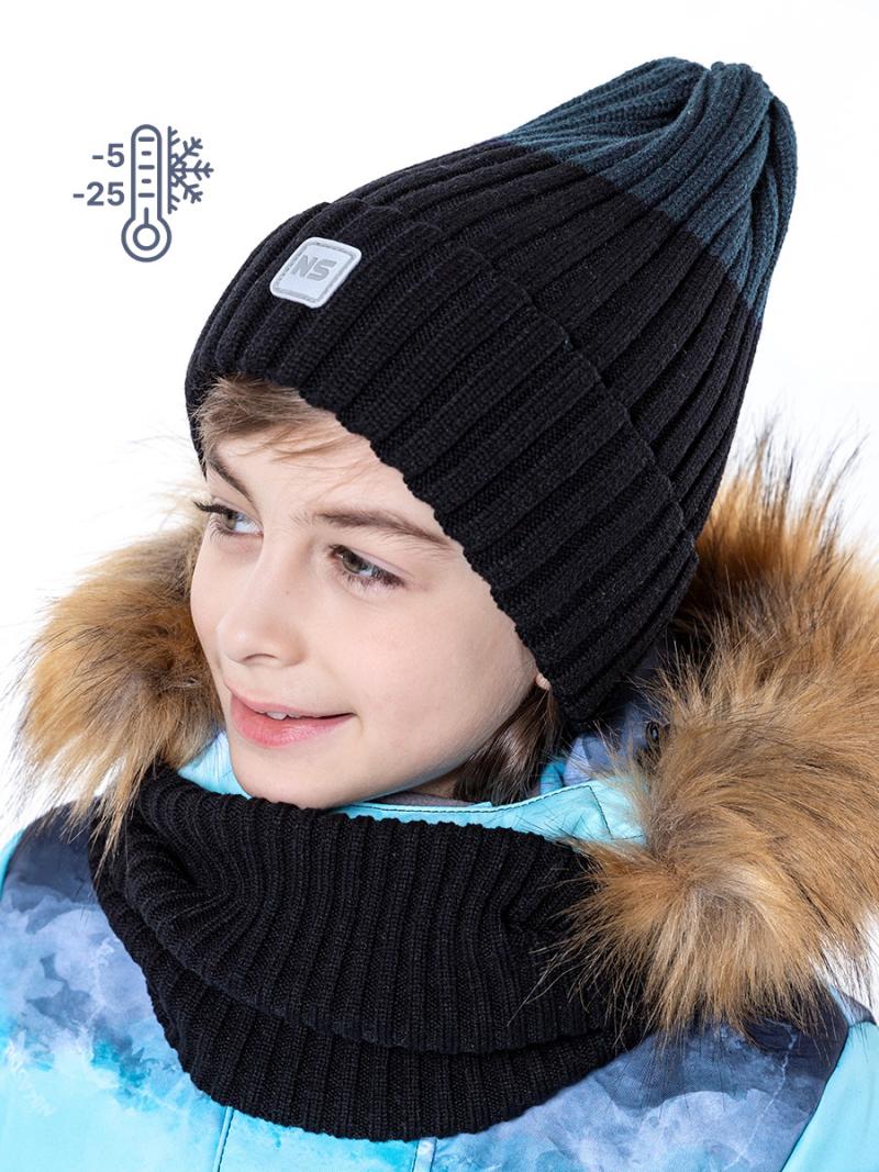 картинка Комплект для мальчика NIKASTYLE Шапка снуд 12з11723 черный неви от магазина детских товаров ALiSa